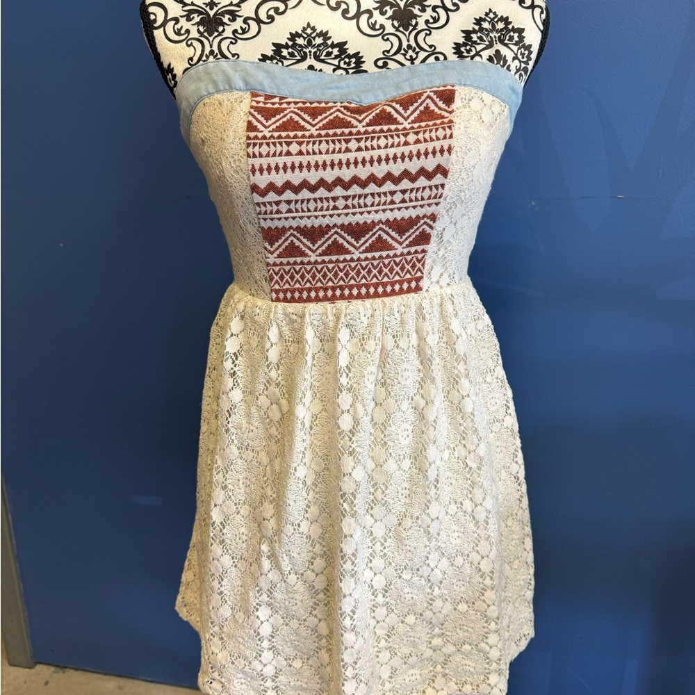 Chic Strapless Lace Dress with Red Accents